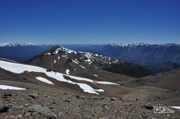 Já na parte alta e sem vegetação da trilha ao Cerro Piltriquitrón, em El Bolsón, na Argentina
